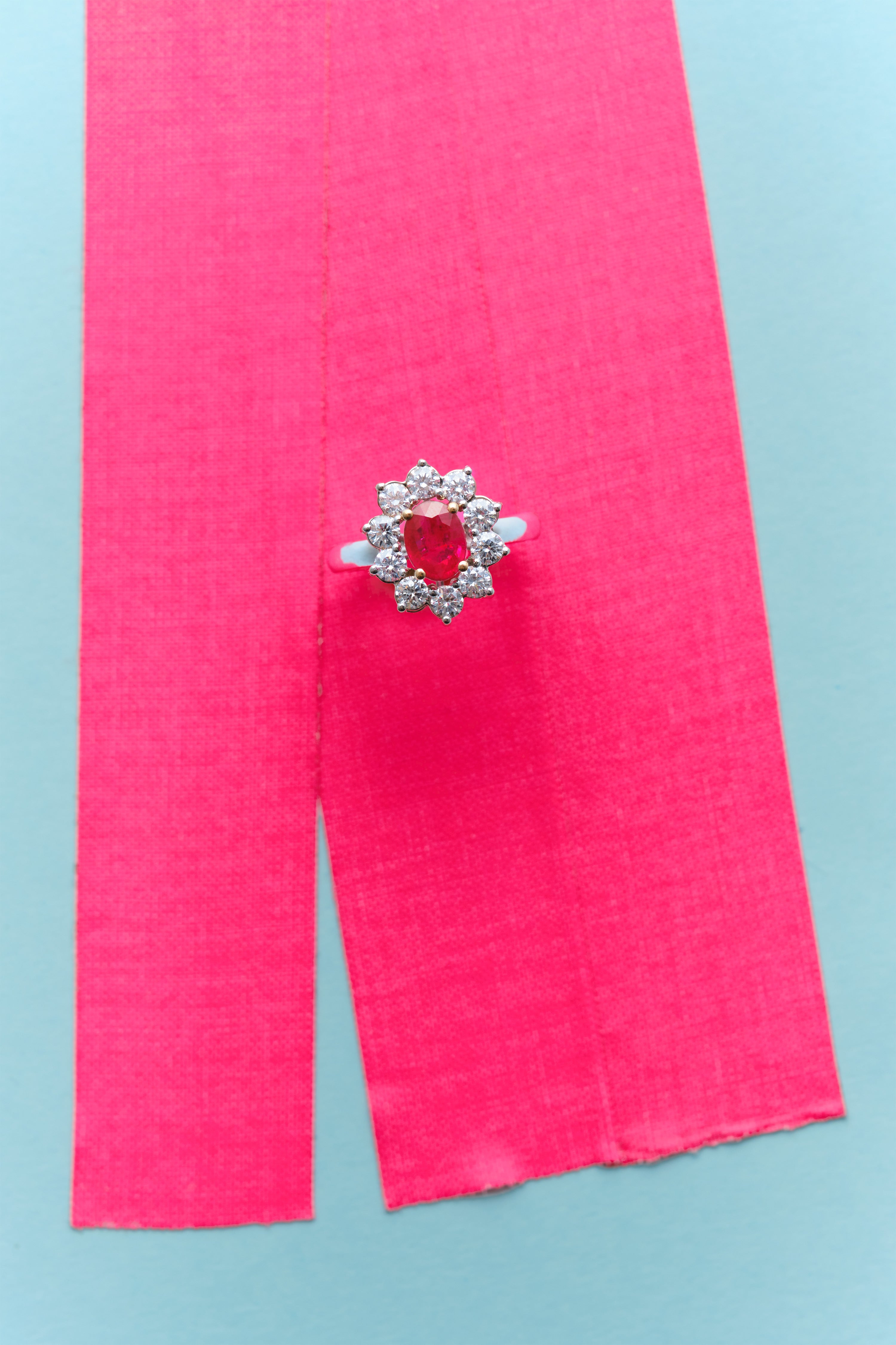 Anillo rosetón con rubí central de 1,41ct y 10 diamantes de 1,20ct de oro blanco de 18kt – Esencia Big