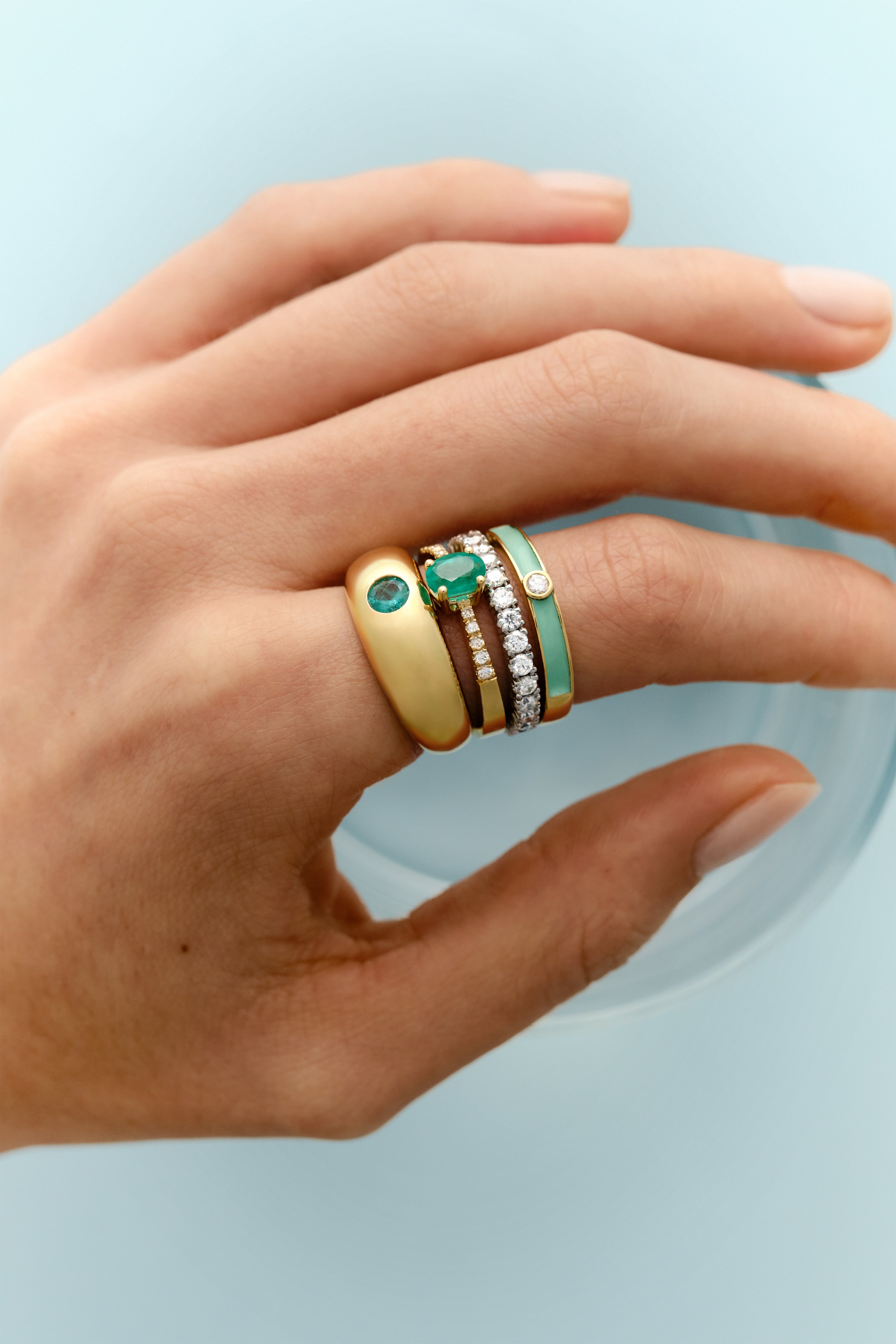 Anillo solitario de oro amarillo 18kt con esmeralda talla oval y diamantes talla brillante en el brazo - ETERNO