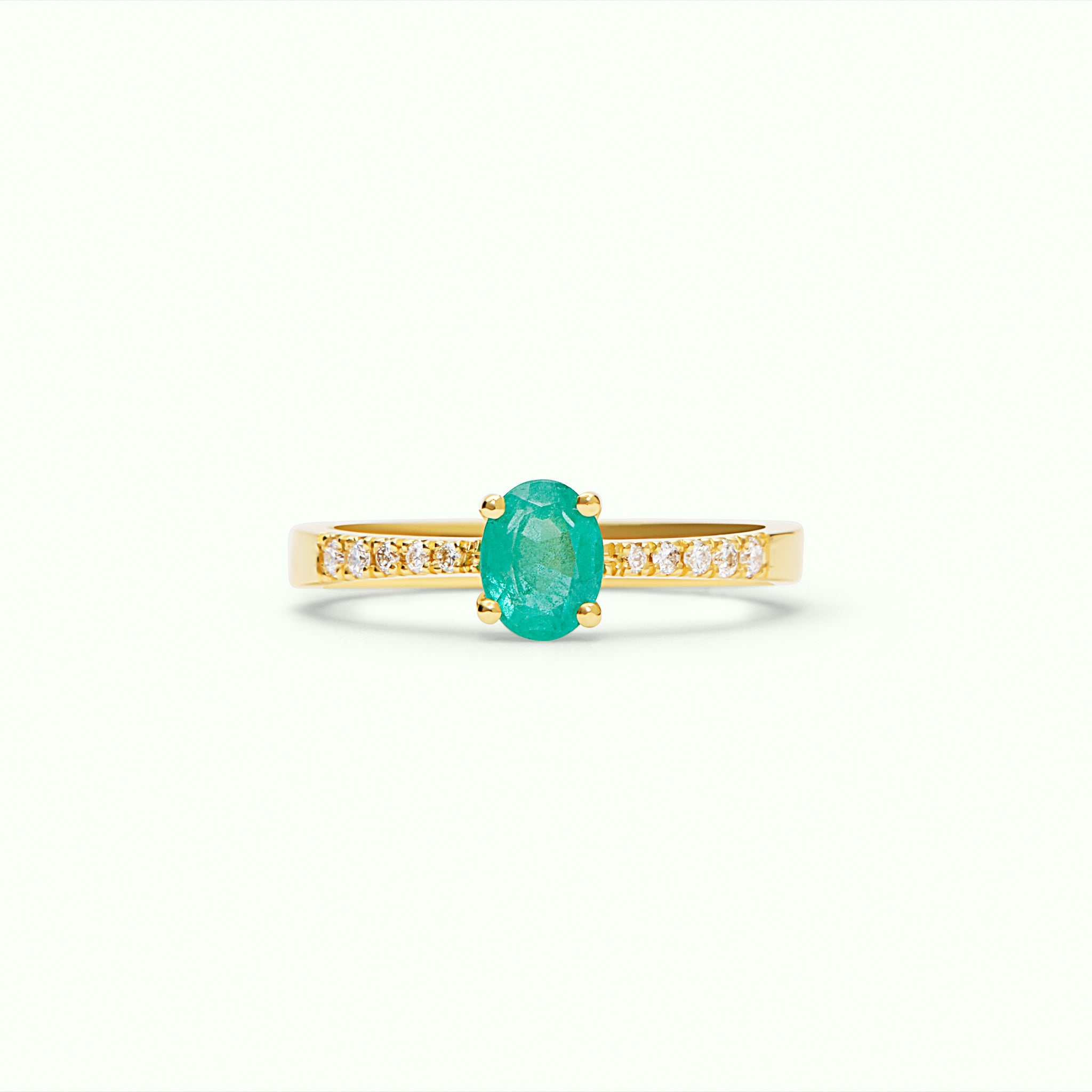 Anillo solitario de oro amarillo 18kt con esmeralda talla oval y diamantes talla brillante en el brazo - ETERNO