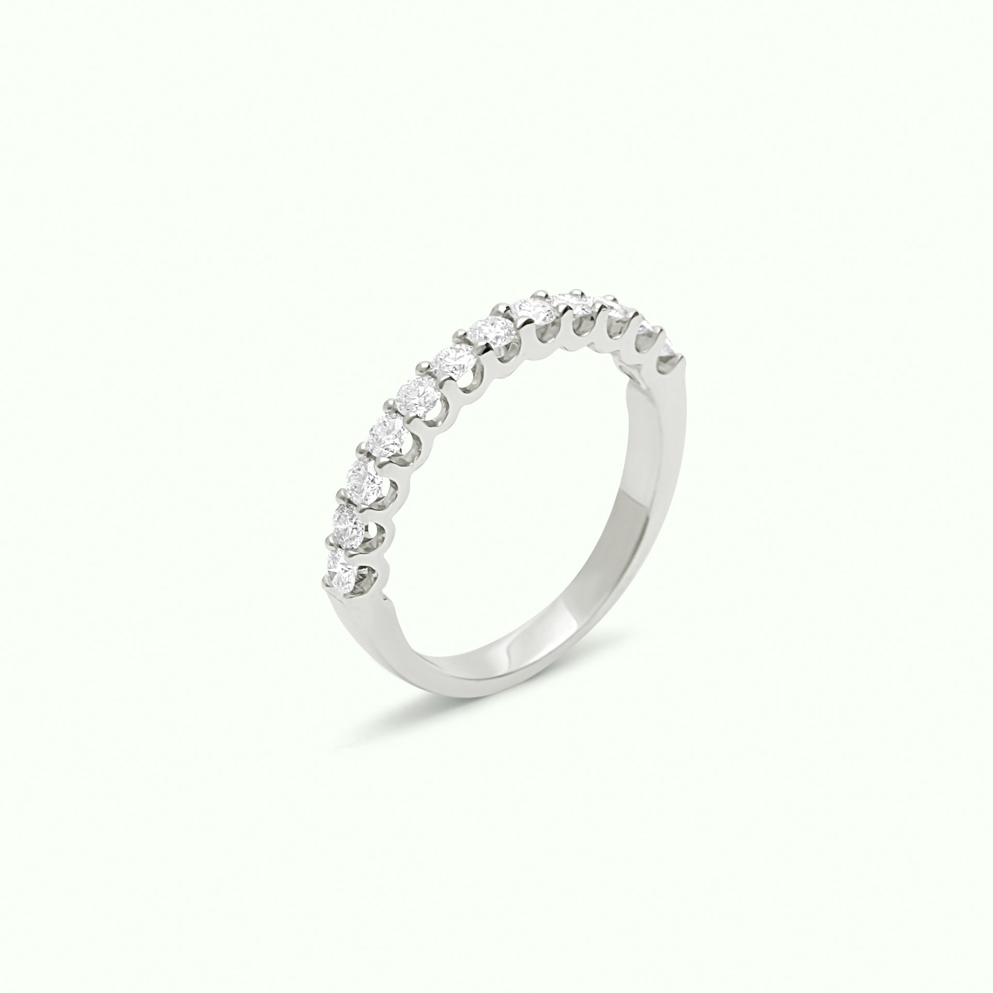 Mitja aliança d'or blanc 18kt amb diamants talla brillant amb un total de 0,55ct - AURA