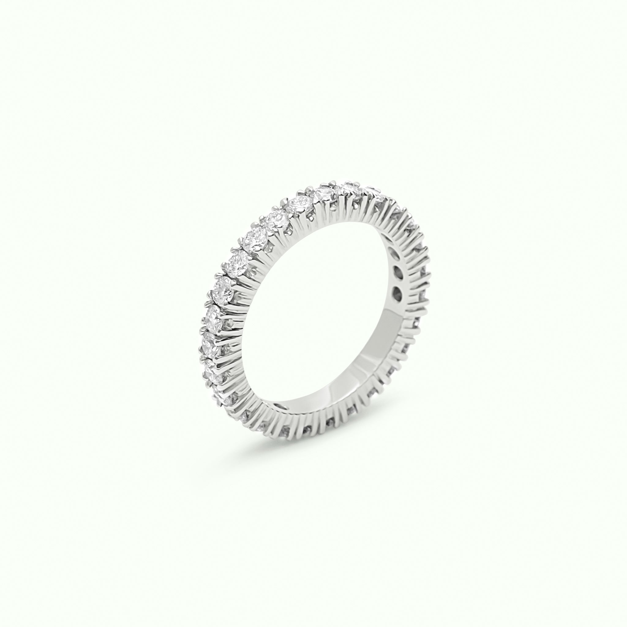 Alianza entera de oro blanco 18kt con diamantes talla brillante con un total de 1,20ct - CORONA