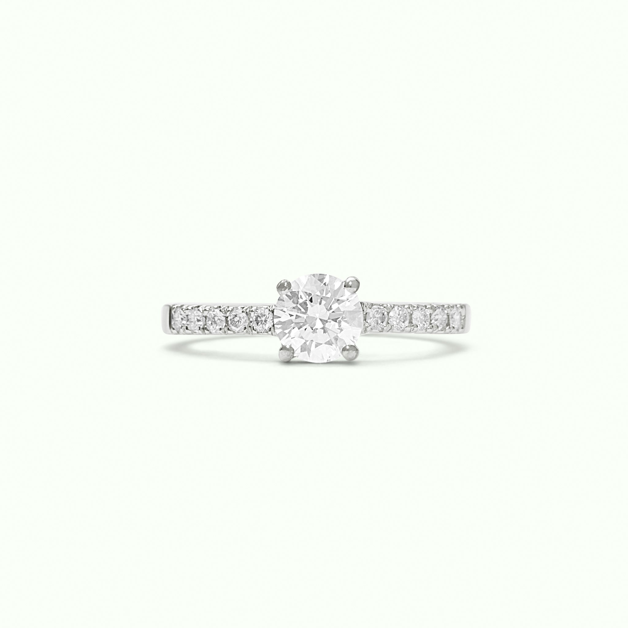 Anillo solitario Clásico con diamante central 0,50 ct y brazo de diamantes