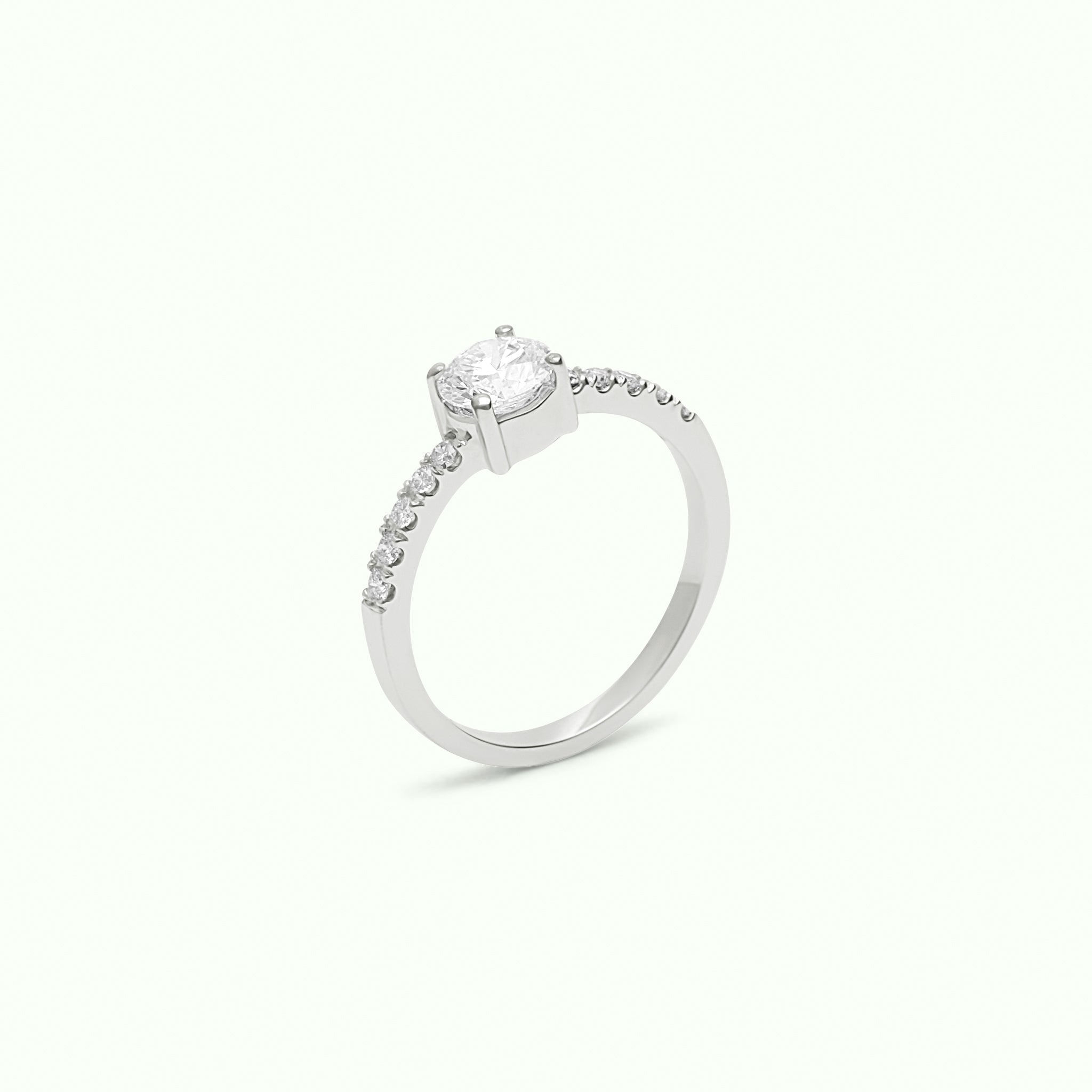 Anillo solitario Clásico con diamante central 0,50 ct y brazo de diamantes