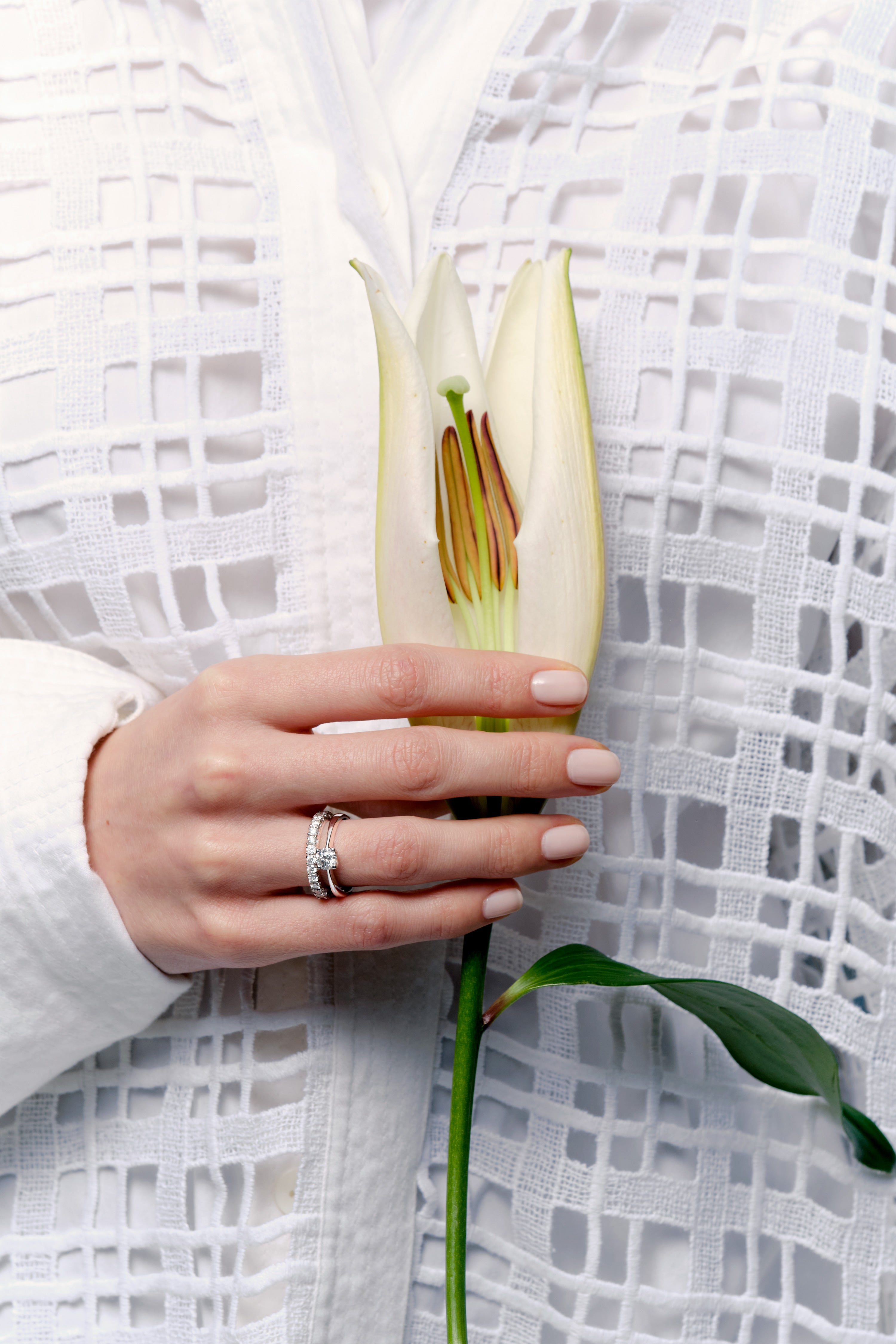 Media alianza de oro blanco 18kt con diamantes talla brillante con un total de 0,55ct - AURA